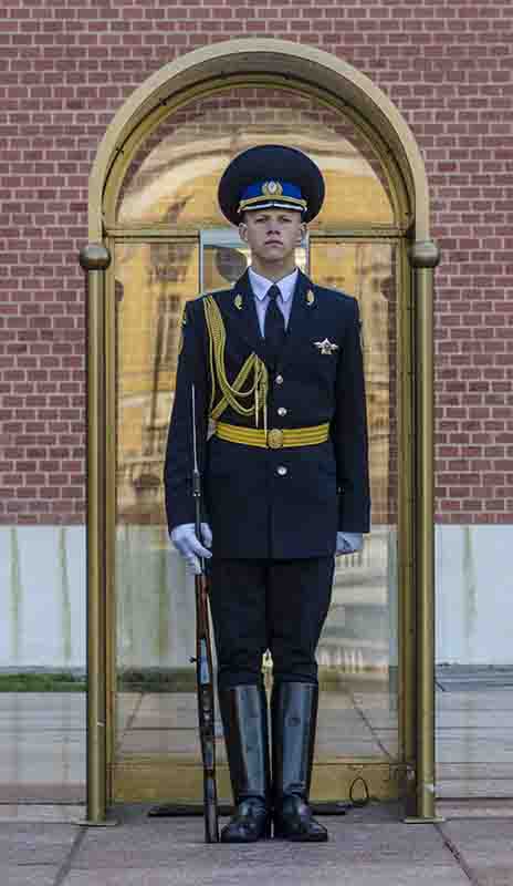 76 - Rusia - Moscu - Kremlin - Memorial La Tumba del Soldado Desconocido - soldado de Guardia